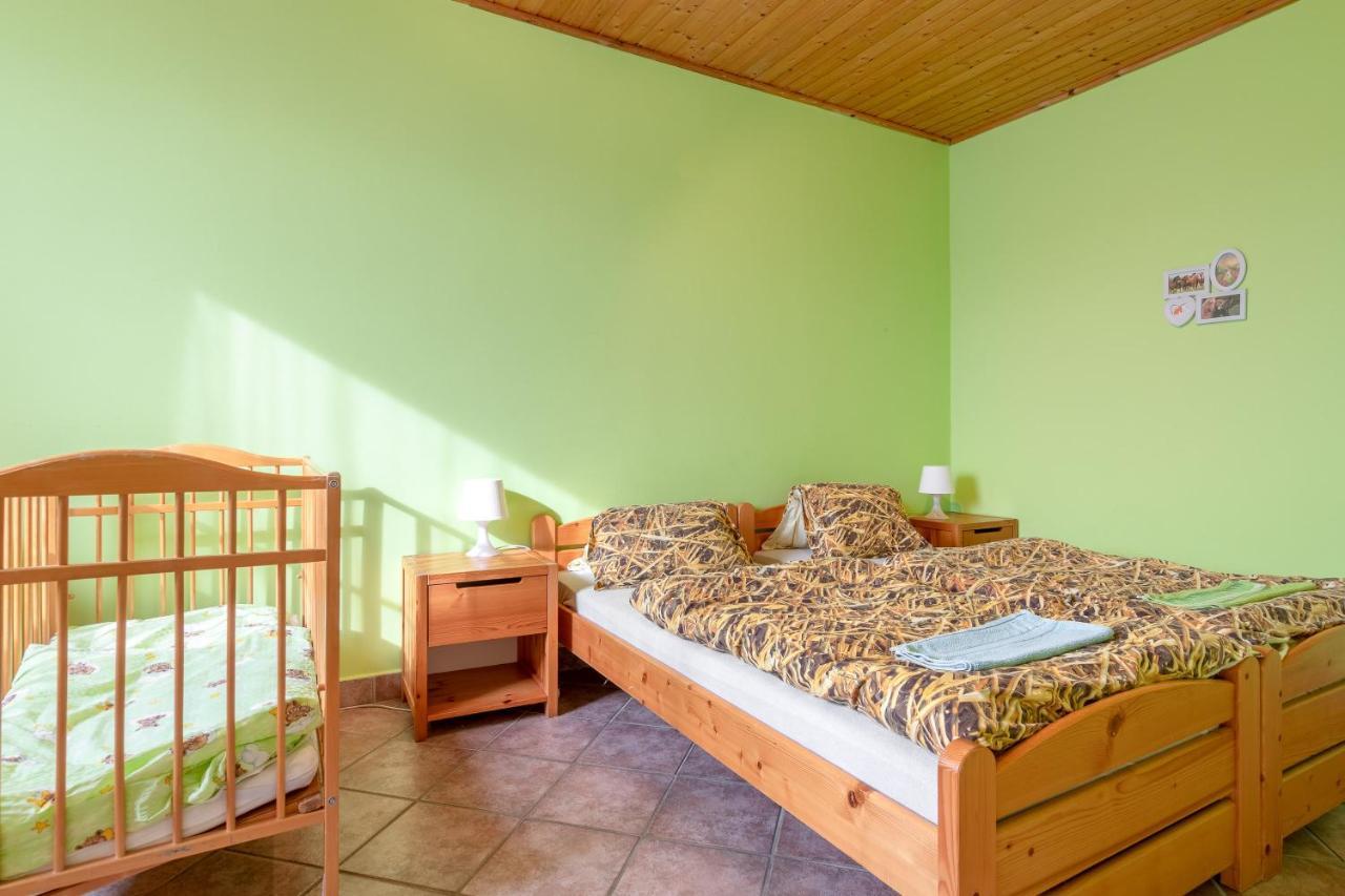 Farma Slunecny Dvur Apartmany A Family Stany Strecha Pod Strechou Hermanuv Mestec Exterior foto