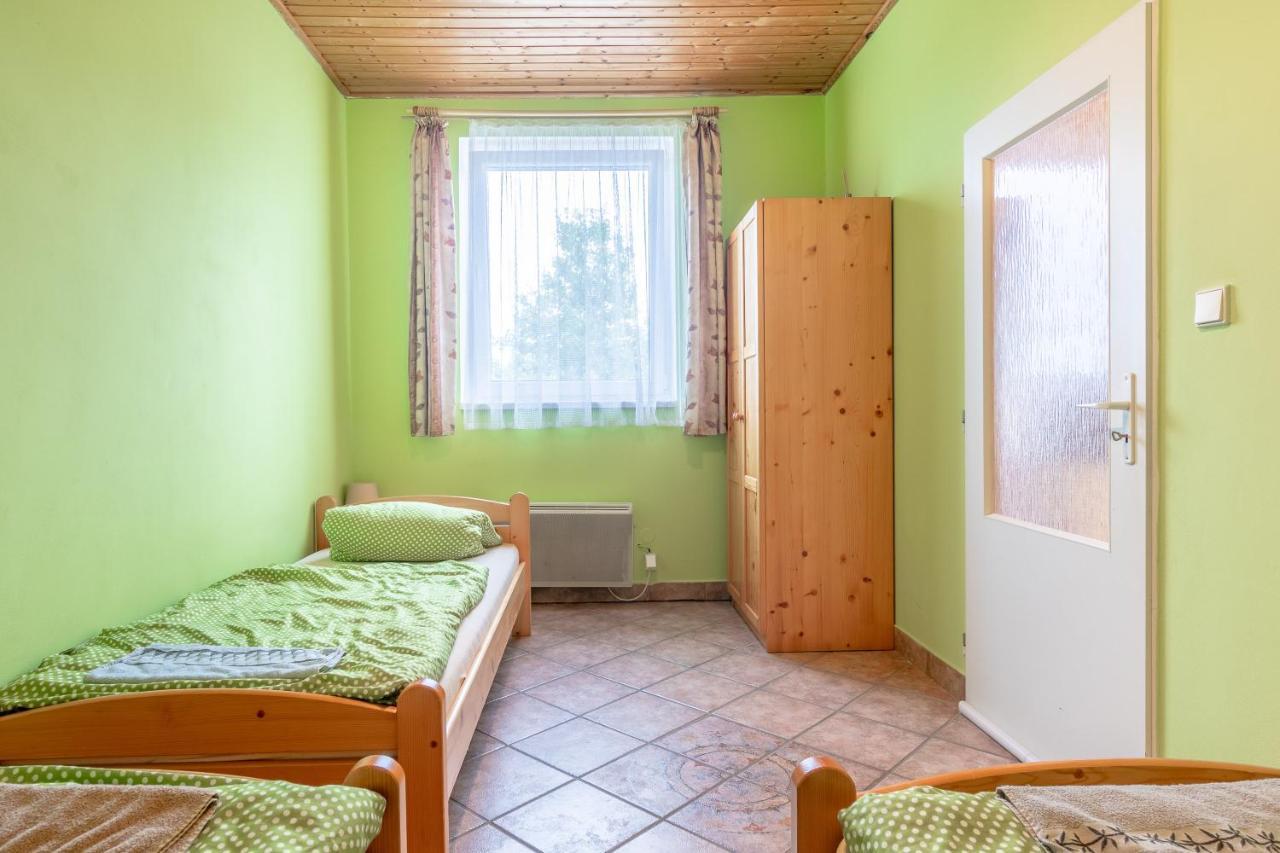 Farma Slunecny Dvur Apartmany A Family Stany Strecha Pod Strechou Hermanuv Mestec Exterior foto