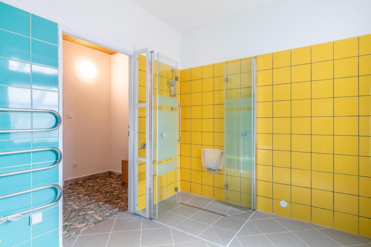 Farma Slunecny Dvur Apartmany A Family Stany Strecha Pod Strechou Hermanuv Mestec Exterior foto