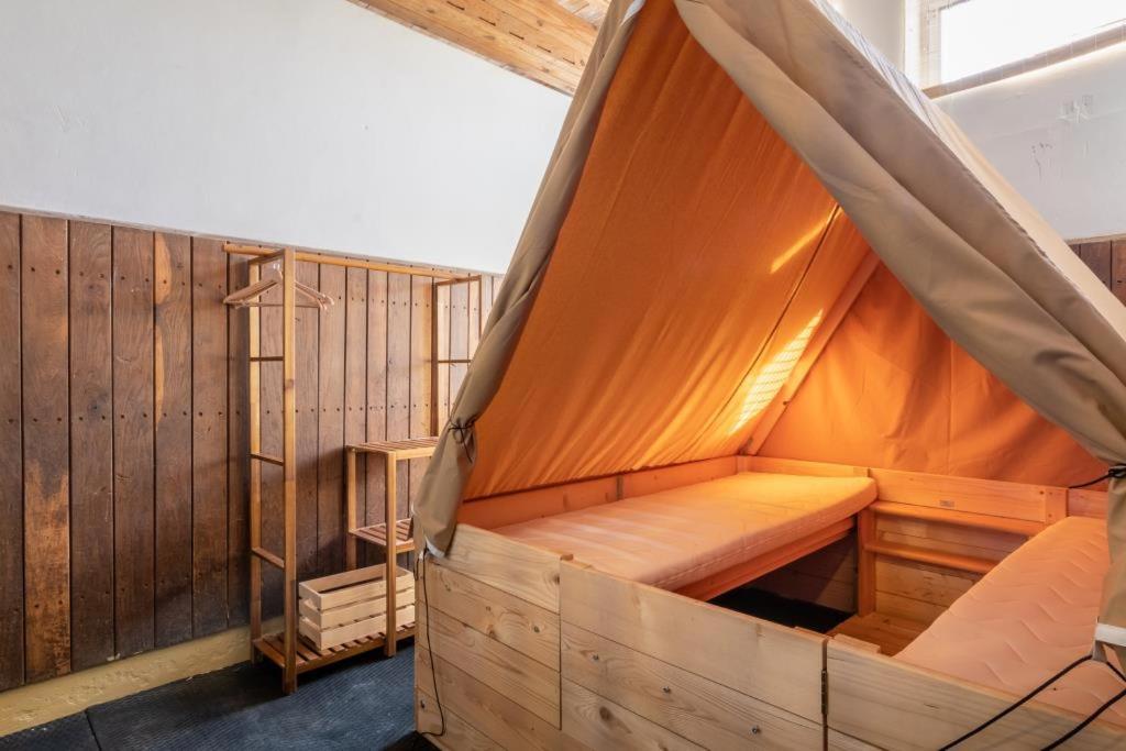 Farma Slunecny Dvur Apartmany A Family Stany Strecha Pod Strechou Hermanuv Mestec Exterior foto